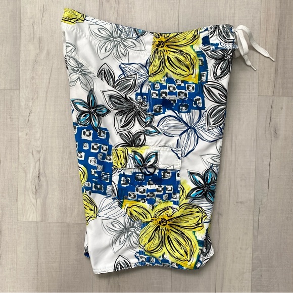 Men's Basic Concepts White/Blue/Yellow Floral Boardshorts Swim Shorts Size 30 - Picture 8 of 11